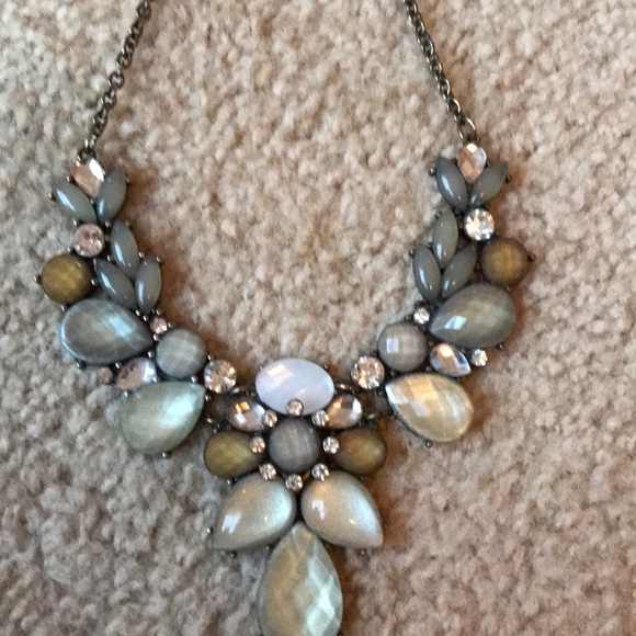 A assortment of colors bubble necklace - Picture 2 of 2